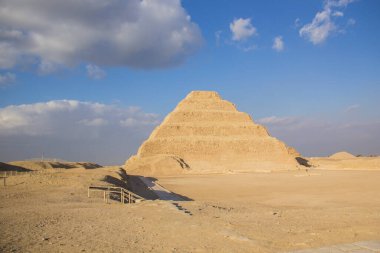 Djoser Piramidi (veya Djeser ve Zoser) veya Mısır 'ın Saqqara mezarlığındaki Adım Piramidi