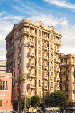 CAIRO, EGYPT - 29 Aralık 2021: Kahire, Mısır 'da Tahrir Meydanı yakınlarındaki işlek bir caddenin görüntüsü