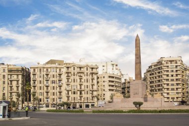 CAIRO, EGYPT - 29 Aralık 2021: Ramses II Obelisk Kahire, Mısır 'da dört antik kum taşı sfenks ile çevrilidir