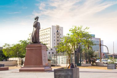 CAIRO, EGYPT - 29 Aralık 2021: Omar Makram Heykeli, Mısır 'ın Kahire meydanındaki Tahrir Meydanı yakınındaki Omar Makram Camii