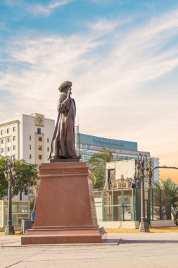 CAIRO, EGYPT - 29 Aralık 2021: Omar Makram Heykeli, Mısır 'ın Kahire meydanındaki Tahrir Meydanı yakınındaki Omar Makram Camii