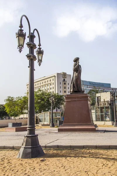 CAIRO, EGYPT - 29 Aralık 2021: Omar Makram Heykeli, Mısır 'ın Kahire meydanındaki Tahrir Meydanı yakınındaki Omar Makram Camii