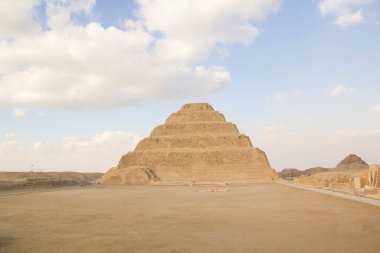 Djoser Piramidi (veya Djeser ve Zoser) veya Mısır 'ın Saqqara mezarlığındaki Adım Piramidi