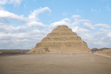 Djoser Piramidi (veya Djeser ve Zoser) veya Mısır 'ın Saqqara mezarlığındaki Adım Piramidi