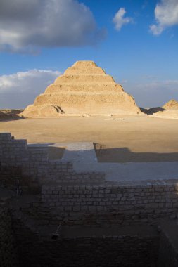 Djoser Piramidi (veya Djeser ve Zoser) veya Mısır 'ın Saqqara mezarlığındaki Adım Piramidi
