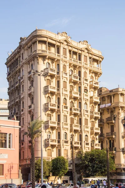 CAIRO, EGYPT - 29 Aralık 2021: Kahire, Mısır 'da Tahrir Meydanı yakınlarındaki işlek bir caddenin görüntüsü