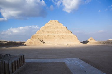 Djoser Piramidi (veya Djeser ve Zoser) veya Mısır 'ın Saqqara mezarlığındaki Adım Piramidi