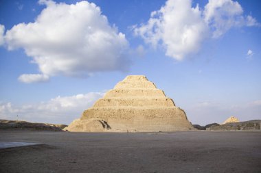 Djoser Piramidi (veya Djeser ve Zoser) veya Mısır 'ın Saqqara mezarlığındaki Adım Piramidi