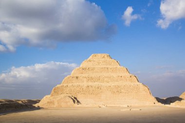 Djoser Piramidi (veya Djeser ve Zoser) veya Mısır 'ın Saqqara mezarlığındaki Adım Piramidi