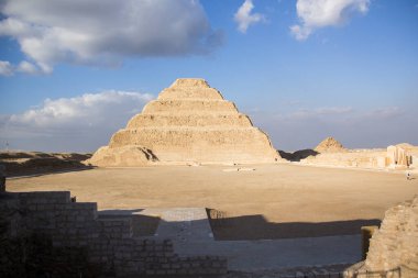 Djoser Piramidi (veya Djeser ve Zoser) veya Mısır 'ın Saqqara mezarlığındaki Adım Piramidi