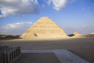 Djoser Piramidi (veya Djeser ve Zoser) veya Mısır 'ın Saqqara mezarlığındaki Adım Piramidi