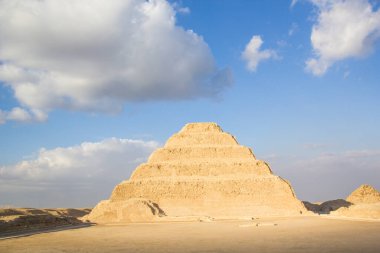 Djoser Piramidi (veya Djeser ve Zoser) veya Mısır 'ın Saqqara mezarlığındaki Adım Piramidi