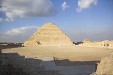Djoser Piramidi (veya Djeser ve Zoser) veya Mısır 'ın Saqqara mezarlığındaki Adım Piramidi
