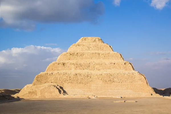 Djoser Piramidi (veya Djeser ve Zoser) veya Mısır 'ın Saqqara mezarlığındaki Adım Piramidi