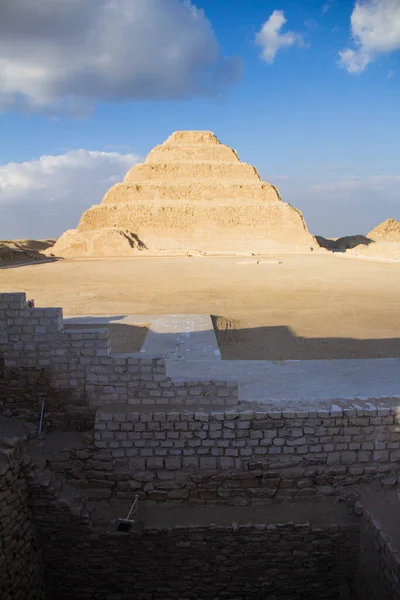 Djoser Piramidi (veya Djeser ve Zoser) veya Mısır 'ın Saqqara mezarlığındaki Adım Piramidi