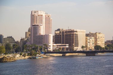 CAIRO, EGYPT - 29 Aralık 2021: Kahire, Mısır 'ın merkezindeki Nil setinin güzel manzarası