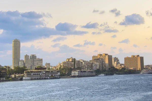 CAIRO, EGYPT - 29 Aralık 2021: Kahire, Mısır 'ın merkezindeki Nil setinin güzel manzarası