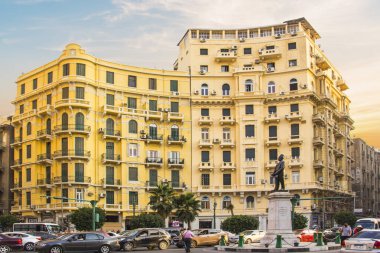 CAIRO, EGYPT - 29 Aralık 2021: Midan Talaat Harb Meydanı Kahire 'de bulunan Mısırlı ekonomist ve Banque Misr' in kurucusu olan Talaat Harb 'ın heykeli