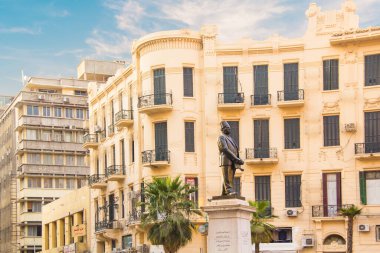 CAIRO, EGYPT - 29 Aralık 2021: Midan Talaat Harb Meydanı Kahire 'de bulunan Mısırlı ekonomist ve Banque Misr' in kurucusu olan Talaat Harb 'ın heykeli