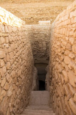 Djoser Piramidine Giriş (veya Djeser ve Zoser), ya da Mısır 'ın Saqara Necropolis kentindeki Adım Piramidi