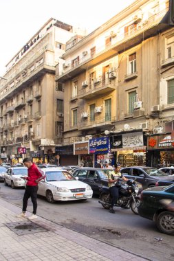 CAIRO, EGYPT - 29 ARALIK 2021: Kahire, Mısır 'da şehir merkezi Kahire' de işlek bir caddenin görüntüsü