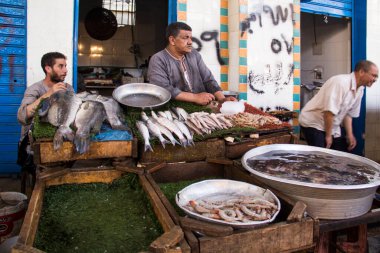 CAIRO, EGYPT - 29 Aralık 2021: Kahire, Mısır 'daki Central Fish Market' te satıcı