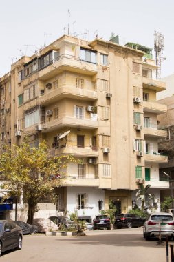 CAIRO, EGYPT - 29 Aralık 2021 Kahire 'nin merkezindeki Zamalek ilçesinde yoğun bir caddenin görüntüsü