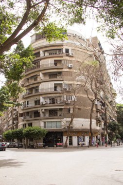 CAIRO, EGYPT - 29 Aralık 2021 Kahire 'nin merkezindeki Zamalek ilçesinde yoğun bir caddenin görüntüsü