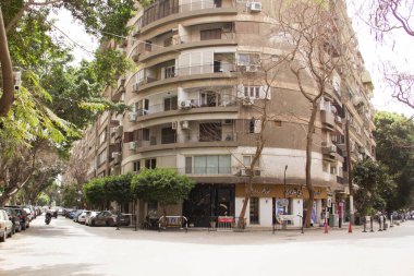 CAIRO, EGYPT - 29 Aralık 2021 Kahire 'nin merkezindeki Zamalek ilçesinde yoğun bir caddenin görüntüsü