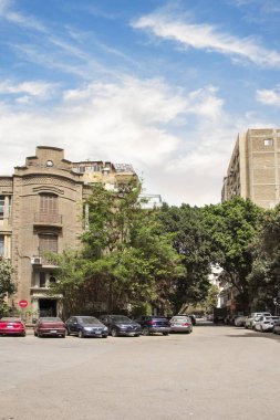 CAIRO, EGYPT - 29 Aralık 2021 Kahire 'nin merkezindeki Zamalek ilçesinde yoğun bir caddenin görüntüsü