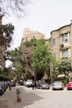 CAIRO, EGYPT - 29 Aralık 2021 Kahire 'nin merkezindeki Zamalek ilçesinde yoğun bir caddenin görüntüsü