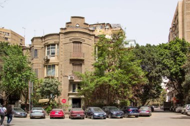 CAIRO, EGYPT - 29 Aralık 2021 Kahire 'nin merkezindeki Zamalek ilçesinde yoğun bir caddenin görüntüsü