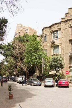 CAIRO, EGYPT - 29 Aralık 2021 Kahire 'nin merkezindeki Zamalek ilçesinde yoğun bir caddenin görüntüsü