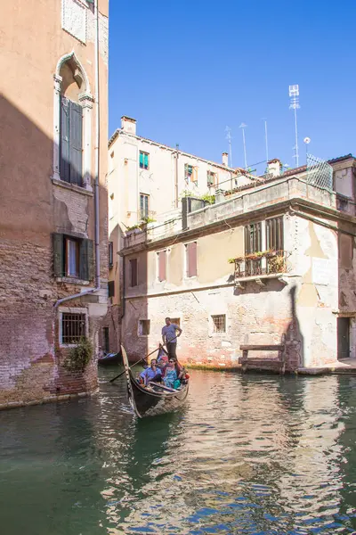 Venecia Agosto Gondolier Conduce Una Góndola Con Turistas Bordo Gran — Foto de Stock