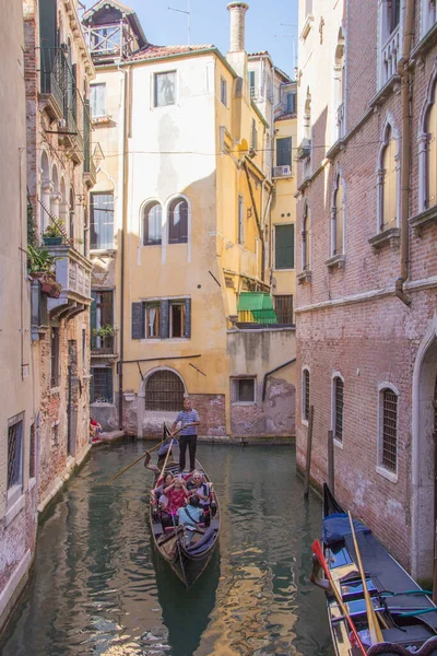 Venecia Agosto Gondolier Conduce Una Góndola Con Turistas Bordo Gran — Foto de Stock