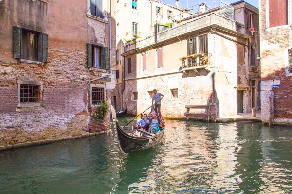 Veneza Agosto Gondolier Conduz Uma Gôndola Com Turistas Bordo Grande — Fotografia de Stock