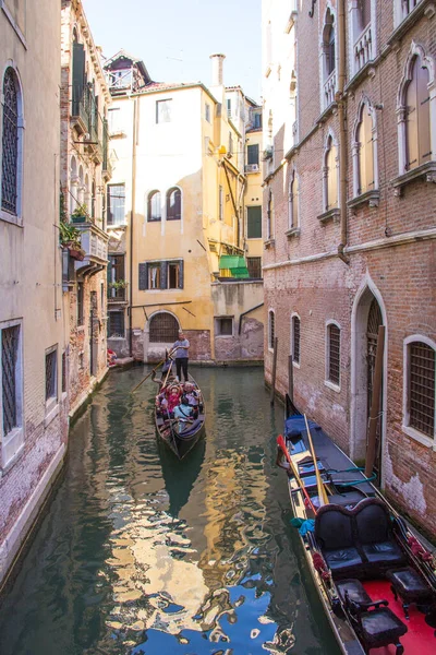 Βενετία Αυγούστου Γονδολιέρης Δίσκους Γόνδολα Τουρίστες Επί Του Σκάφους Πάνω — Φωτογραφία Αρχείου