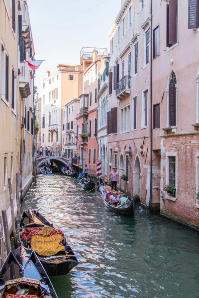 Venecia Agosto Gondolero Conduce Una Góndola Con Turistas Bordo Del — Foto de Stock