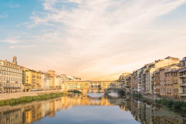 İtalya, Floransa 'daki Arno Nehri üzerindeki Ponte Vecchio köprüsünün güzel manzarası.