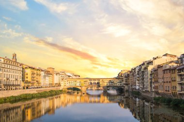İtalya, Floransa 'daki Arno Nehri üzerindeki Ponte Vecchio köprüsünün güzel manzarası.