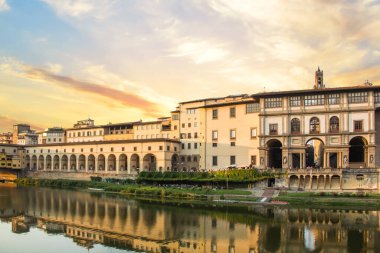 İtalya, Floransa 'daki Arno Nehri kıyısındaki Uffizi Galerisi' nin güzel manzarası