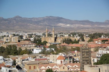 Güzel şehir ve Lefkoşa, Kıbrıs için bayrak Türk bölümünün görünümünü