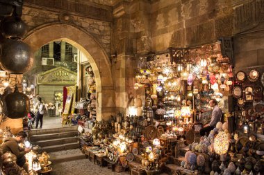 Kahire 'deki ünlü Khan el Khalili pazarında hediyelik eşya satıyor.