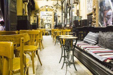 Mısır 'ın Kahire kentindeki Khan El Khalili pazarındaki ünlü El Fishawy Kafe' nin içinde.