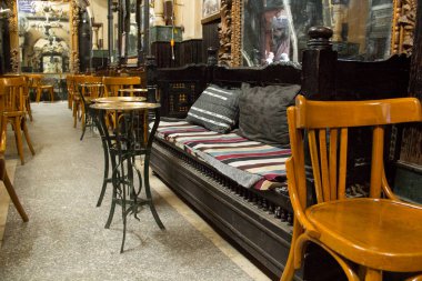 Mısır 'ın Kahire kentindeki Khan El Khalili pazarındaki ünlü El Fishawy Kafe' nin içinde.