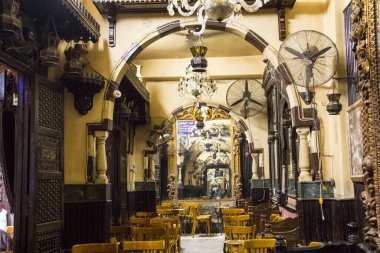 Mısır 'ın Kahire kentindeki Khan El Khalili pazarındaki ünlü El Fishawy Kafe' nin içinde.