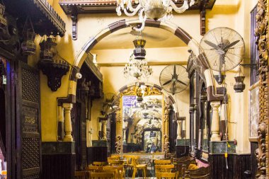 Mısır 'ın Kahire kentindeki Khan El Khalili pazarındaki ünlü El Fishawy Kafe' nin içinde.