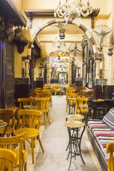 Mısır 'ın Kahire kentindeki Khan El Khalili pazarındaki ünlü El Fishawy Kafe' nin içinde.