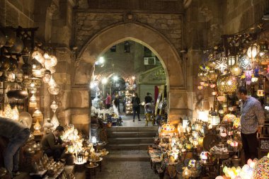 Kahire 'deki ünlü Khan el Khalili pazarında hediyelik eşya satıyor.