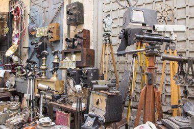 Eski Kahire 'deki ünlü Khan el-Khalili pazarında antika satışı.